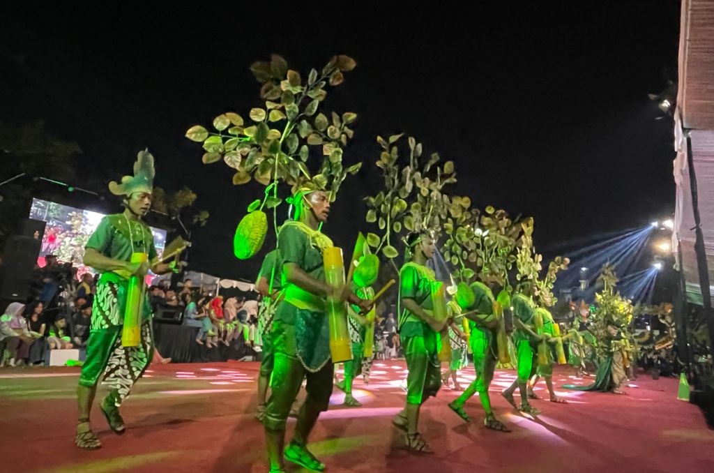 Penampilan Rontek Rangkowijoyo Desa Karangnongko di Festival Ronthek Pacitan 2026 Kelompok seni Rontek Rangkowijoyo dari Desa Karangnongko saat tampil membawakan tema sejarah desa di Festival Ronthek Pacitan 2026.