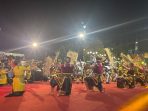 Kontingen Ronthek Laskar Gunung Bangkeran Kecamatan Tegalombo menampilkan atraksi seni ronthek di Alun-Alun Pacitan.