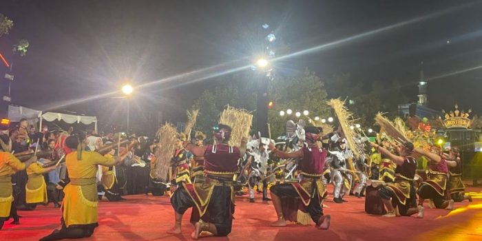 Kontingen Ronthek Laskar Gunung Bangkeran Kecamatan Tegalombo menampilkan atraksi seni ronthek di Alun-Alun Pacitan.