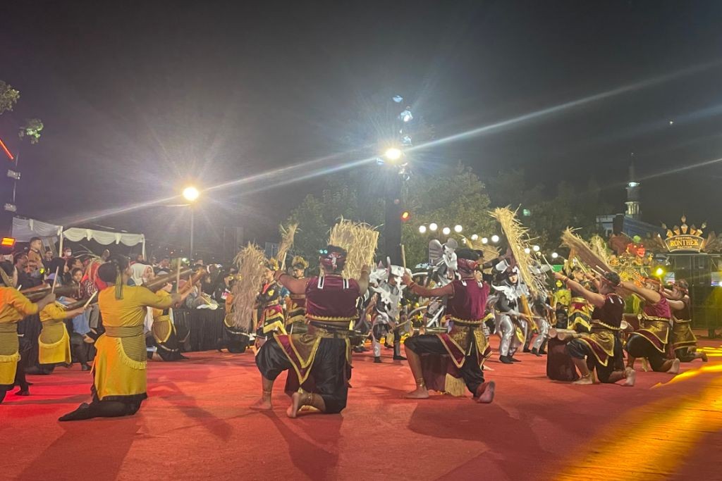 Penampilan Ronthek Tegalombo di Festival Pacitan 2026 Kontingen Ronthek Laskar Gunung Bangkeran Kecamatan Tegalombo menampilkan atraksi seni ronthek di Alun-Alun Pacitan.