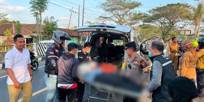 Petugas Satlantas Polres Pacitan melakukan penanganan dan olah tempat kejadian perkara (TKP) kecelakaan lalu lintas.