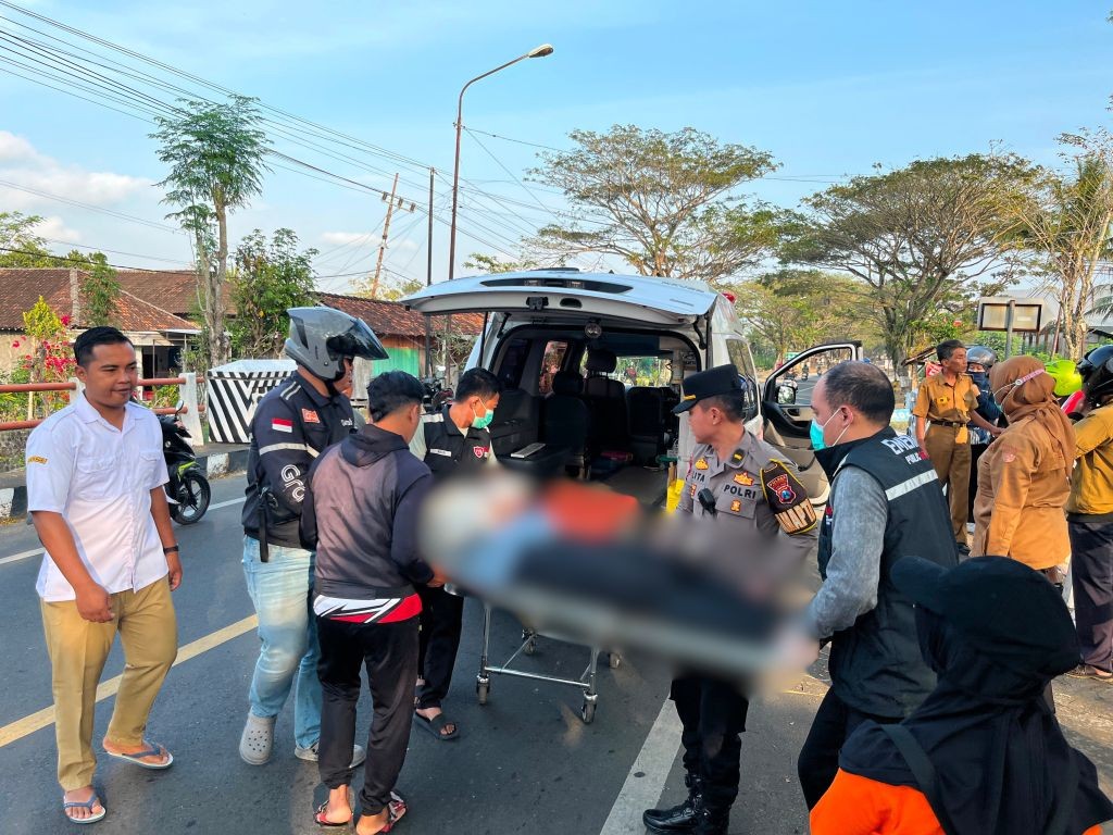 Petugas Satlantas Polres Pacitan melakukan penanganan dan olah tempat kejadian perkara (TKP) kecelakaan lalu lintas.