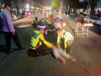 Penanganan TKP Kecelakaan Lalu Lintas di Pacitan Petugas kepolisian meninjau lokasi kecelakaan lalu lintas yang melibatkan motor warga dan kendaraan dinas di Pacitan
