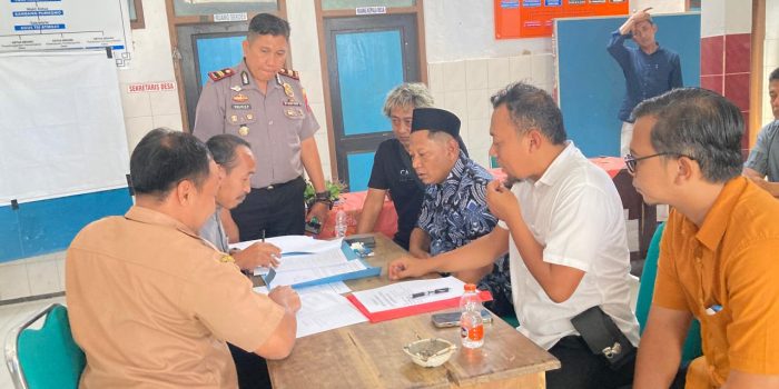 Vitria Eka Candra Giri menyerahkan berkas pendaftaran Pilkades Jatimalang didampingi LBH Pancasona Bakti