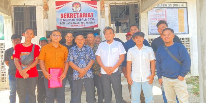 Vitria Eka Candra Giri menyerahkan berkas pendaftaran Pilkades Jatimalang didampingi LBH Pancasona Bakti