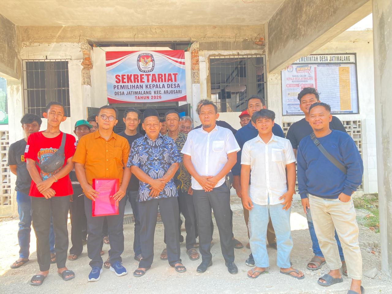 Pendaftaran Calon Kades Jatimalang Vitria Eka Candra Giri Vitria Eka Candra Giri menyerahkan berkas pendaftaran Pilkades Jatimalang didampingi LBH Pancasona Bakti