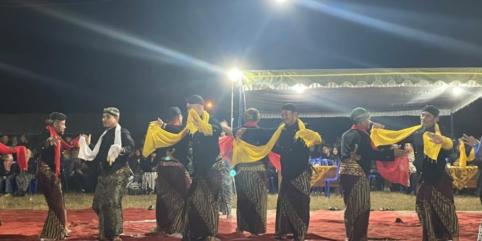 Ketua DPRD Kabupaten Pacitan Arif Setiabudi mengukuhkan pengurus Paguyuban Langen Tayub di Lapangan Bungur Kecamatan Tulakan.