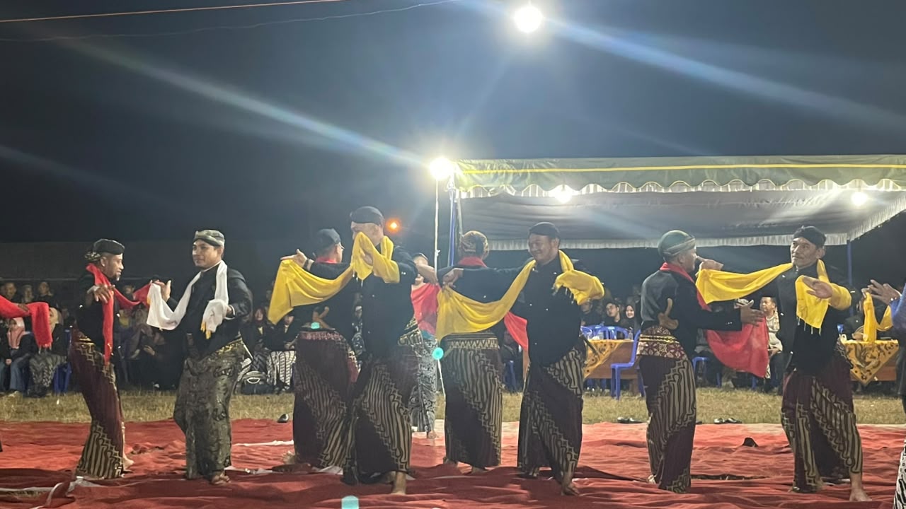 Ketua DPRD Kabupaten Pacitan Arif Setiabudi mengukuhkan pengurus Paguyuban Langen Tayub di Lapangan Bungur Kecamatan Tulakan.