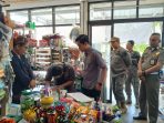 Petugas tim gabungan operasi cukai menyita ribuan batang rokok ilegal di Kecamatan Kebonagung, Pacitan.