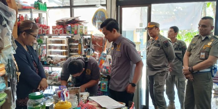 Petugas tim gabungan operasi cukai menyita ribuan batang rokok ilegal di Kecamatan Kebonagung, Pacitan.