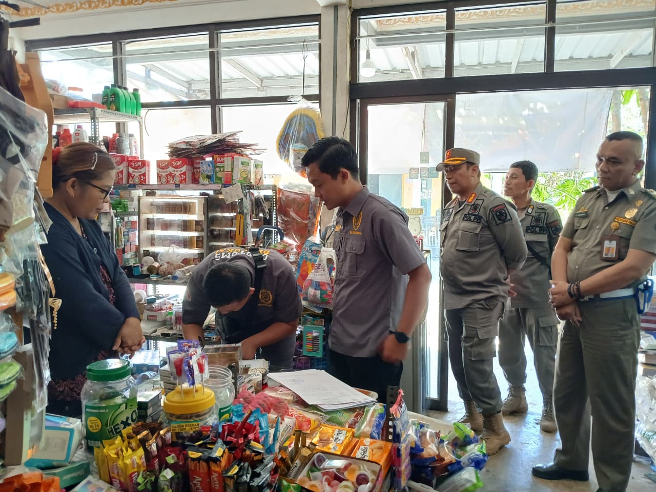 Penindakan-Rokok-Ilegal-di-Pacitan Petugas tim gabungan operasi cukai menyita ribuan batang rokok ilegal di Kecamatan Kebonagung, Pacitan.
