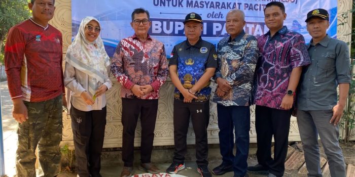Sekda Pacitan Heru Wiwoho dan Direktur PT PPIS S.H. Bianto meninjau penyaluran Lubang Sampah Organik di Kelurahan Sidoharjo.