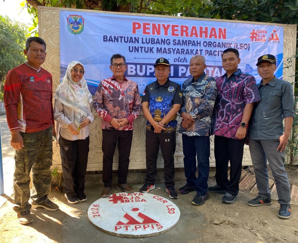 Sekda Pacitan Heru Wiwoho dan Direktur PT PPIS S.H. Bianto meninjau penyaluran Lubang Sampah Organik di Kelurahan Sidoharjo.