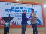 Penyerahan Cinderamata BMKG kepada Wabup Pacitan Wakil Bupati Pacitan Gagarin Sumrambah menerima cinderamata dari perwakilan BMKG Stasiun Geofisika Nganjuk.