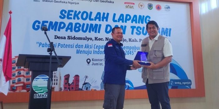 Wakil Bupati Pacitan Gagarin Sumrambah menerima cinderamata dari perwakilan BMKG Stasiun Geofisika Nganjuk.