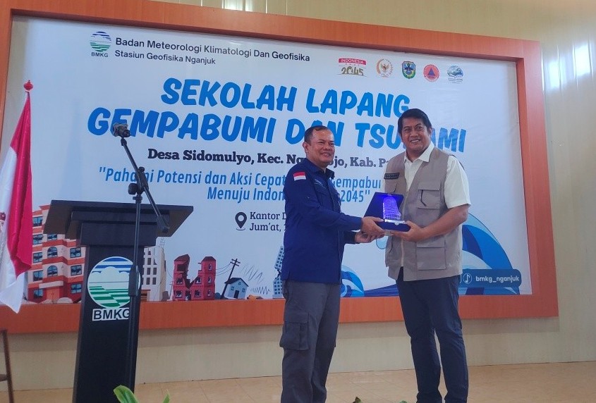 Penyerahan Cinderamata BMKG kepada Wabup Pacitan Wakil Bupati Pacitan Gagarin Sumrambah menerima cinderamata dari perwakilan BMKG Stasiun Geofisika Nganjuk.