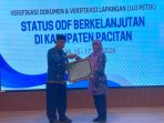 Penyerahan Sertifikat ODF Berkelanjutan Kabupaten Pacitan 2026 Tim Verifikator Pemprov Jatim dan Sekda Pacitan memegang sertifikat Re-Verifikasi ODF Berkelanjutan di Pacitan.