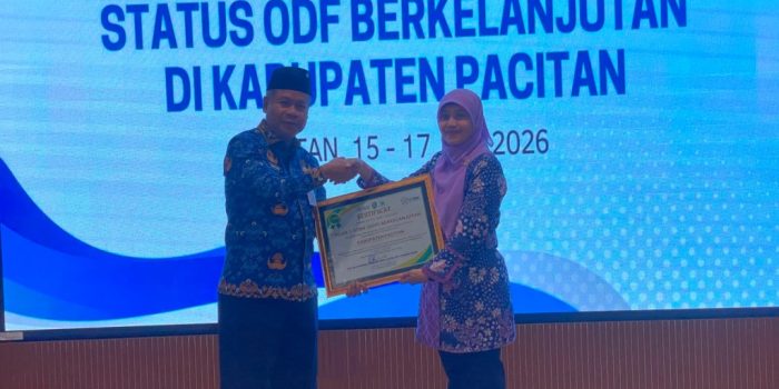 Tim Verifikator Pemprov Jatim dan Sekda Pacitan memegang sertifikat Re-Verifikasi ODF Berkelanjutan di Pacitan.