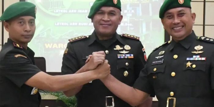 Salam komando Letkol Arh Imam Musahirul dan Letkol Arh Rudi Arianto dalam acara pisah sambut Dandim 0801 Pacitan.