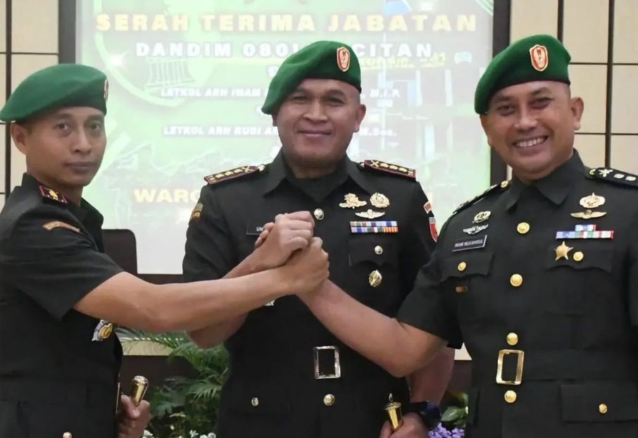 Pisah-Sambut-Dandim-0801-Pacitan Salam komando Letkol Arh Imam Musahirul dan Letkol Arh Rudi Arianto dalam acara pisah sambut Dandim 0801 Pacitan.