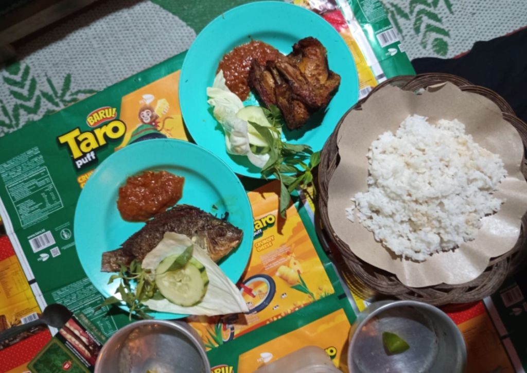 Sajian Ikan Bilendango khas Gorontalo yang disiram bumbu sambal rica tomat segar di Warung Penyetan Pak Muji, Tulakan, Pacitan.