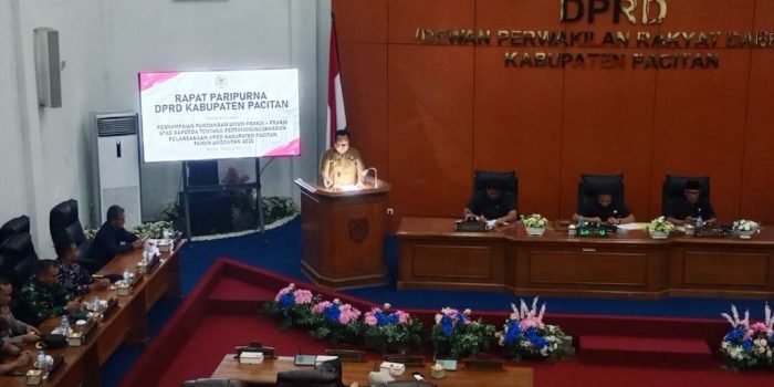 Baginda Rahadian Pratama saat menyampaikan pandangan umum Fraksi Demokrat dalam Rapat Paripurna DPRD Pacitan.