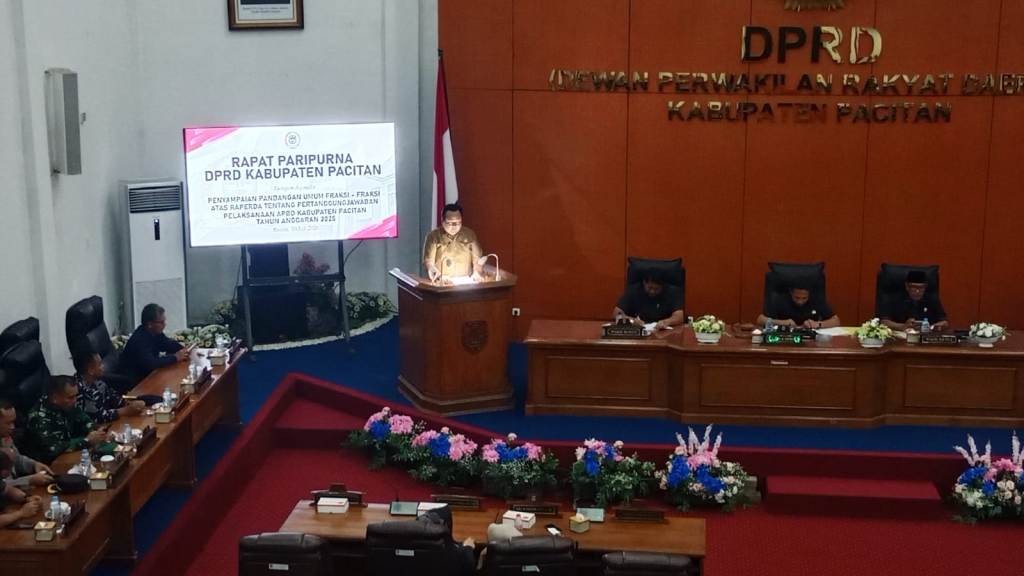 Baginda Rahadian Pratama saat menyampaikan pandangan umum Fraksi Demokrat dalam Rapat Paripurna DPRD Pacitan.