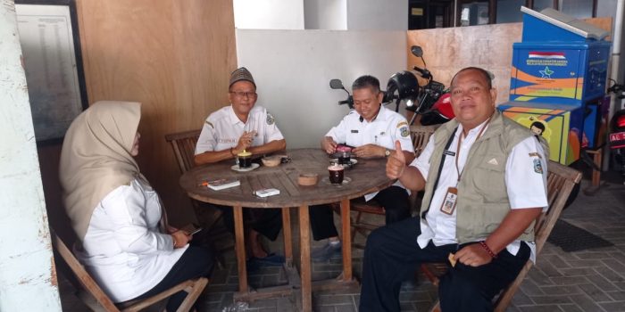 Amat Taufan dan jajaran Dinas Perpustakaan Pacitan membahas persiapan Pameran Literasi Peradaban Dunia Pacitanian.