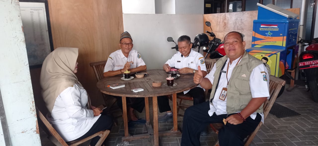 Amat Taufan dan jajaran Dinas Perpustakaan Pacitan membahas persiapan Pameran Literasi Peradaban Dunia Pacitanian.