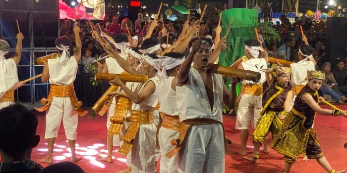 Penampilan Kontingen Nawangan - Festival Ronthek Pacitan 2026 Kontingen Kecamatan Nawangan menampilkan seni rontek Laku Bekti Sang Bandil Ori di Festival Ronthek Pacitan 2026.