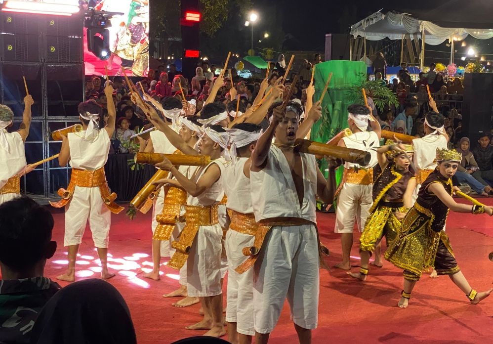 Penampilan Kontingen Nawangan - Festival Ronthek Pacitan 2026 Kontingen Kecamatan Nawangan menampilkan seni rontek Laku Bekti Sang Bandil Ori di Festival Ronthek Pacitan 2026.