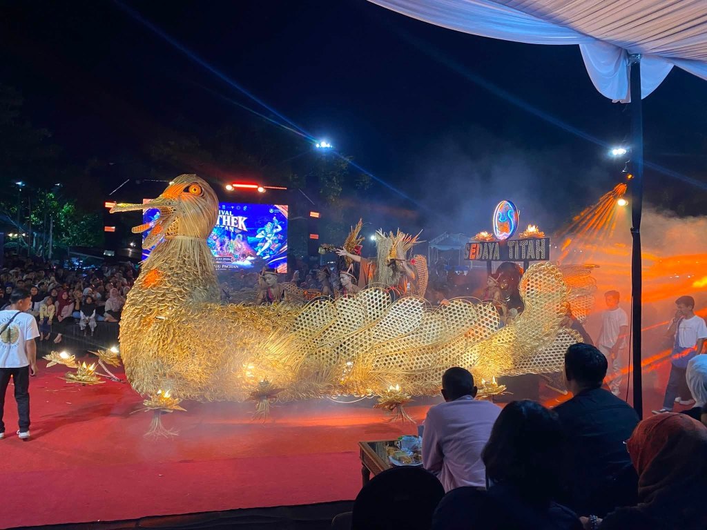 Penampilan kesenian ronthek Desa Nglaran menggunakan properti bebek dari anyaman bambu di Festival Ronthek 2026.