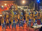 SMKN Ngadirojo di Festival Ronthek Pacitan Penampilan atraktif dan kompak kontingen SMKN Ngadirojo pada ajang Festival Ronthek Pacitan 2026 di depan Pendopo Kabupaten Pacitan.
