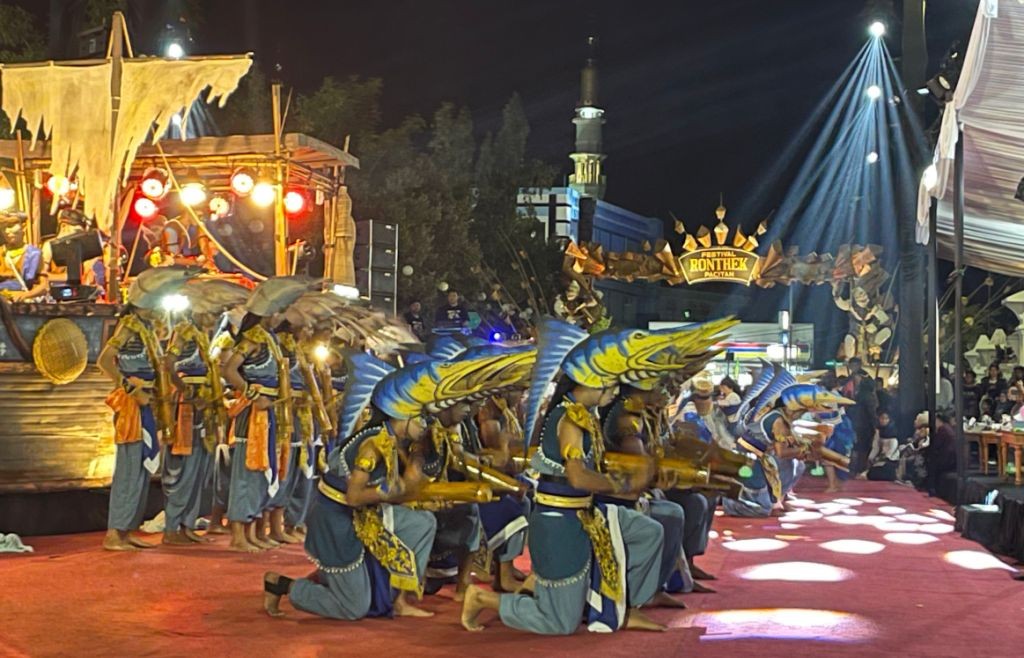 Penampilan atraktif dan kompak kontingen SMKN Ngadirojo pada ajang Festival Ronthek Pacitan 2026 di depan Pendopo Kabupaten Pacitan.