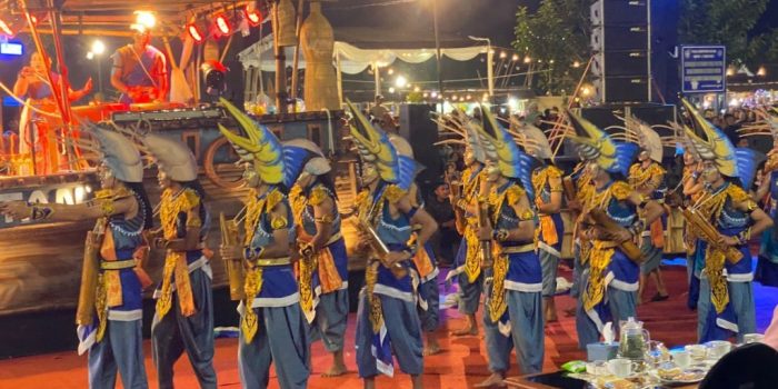 Penampilan atraktif dan kompak kontingen SMKN Ngadirojo pada ajang Festival Ronthek Pacitan 2026 di depan Pendopo Kabupaten Pacitan.