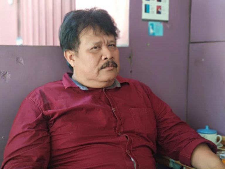 Bendahara DPC Partai Gerindra Pacitan Sediono sedang memberikan keterangan kepada awak media.