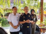 Petugas gabungan Satpol PP dan Bea Cukai Madiun melakukan inspeksi mendadak peredaran rokok ilegal di Pacitan.