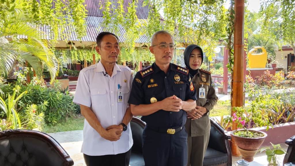 Petugas gabungan Satpol PP dan Bea Cukai Madiun melakukan inspeksi mendadak peredaran rokok ilegal di Pacitan.