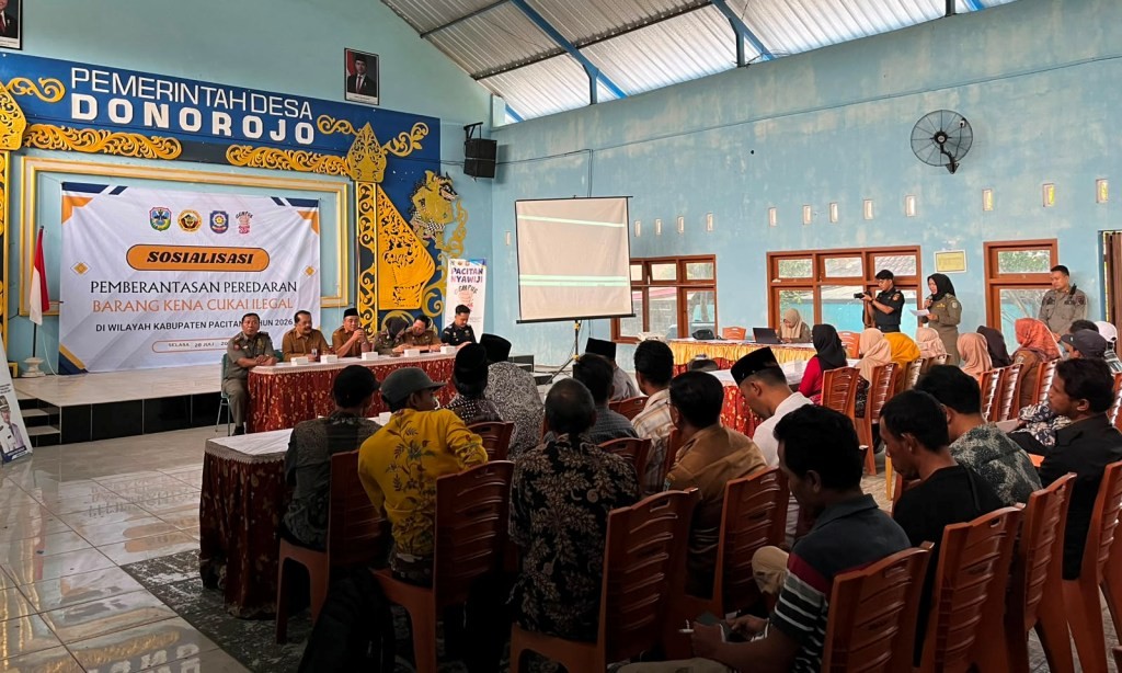 Perwakilan Satpol PP Pacitan dan Bea Cukai Madiun memberikan materi sosialisasi Gempur Rokok Ilegal kepada pelaku usaha di Balai Kecamatan Donorojo.