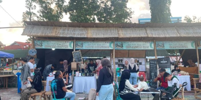 Pedagang UMKM melayani pembeli di stan kuliner tradisional Pasar Krempyeng dalam rangkaian Festival Ronthek Pacitan 2026.
