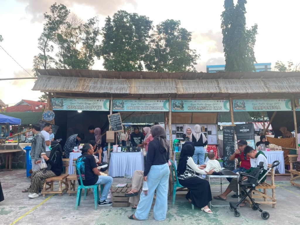 Suasana Stan UMKM Pasar Krempyeng Festival Ronthek Pacitan 2026 Pedagang UMKM melayani pembeli di stan kuliner tradisional Pasar Krempyeng dalam rangkaian Festival Ronthek Pacitan 2026.