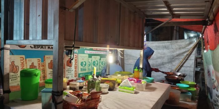 Warung tenda Penyetan Pak Muji di Tulakan Pacitan yang menyajikan menu Ikan Bilendango.