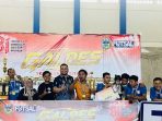 Tim futsal Desa Arjowinangun berpose bersama mengangkat trofi juara pertama Galdes Futsal Competition #6 2026 di Pacitan.