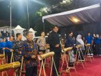 Wakil Bupati Pacitan Buka Festival Ronthek 2026 Wakil Bupati Pacitan Gagarin Sumrambah memukul alat musik tradisional ronthek sebagai tanda peresmian Festival Ronthek Pacitan 2026 di Alun-alun Pacitan.