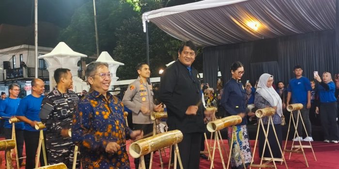 Wakil Bupati Pacitan Gagarin Sumrambah memukul alat musik tradisional ronthek sebagai tanda peresmian Festival Ronthek Pacitan 2026 di Alun-alun Pacitan.
