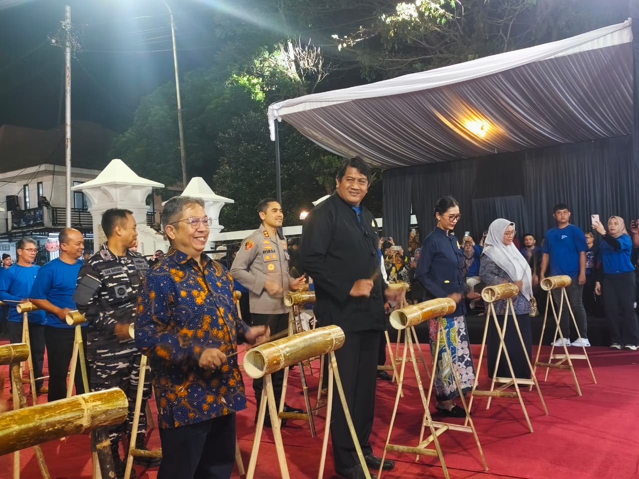 Wakil Bupati Pacitan Gagarin Sumrambah memukul alat musik tradisional ronthek sebagai tanda peresmian Festival Ronthek Pacitan 2026 di Alun-alun Pacitan.