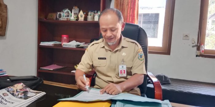 Kepala Dinas Sosial Kabupaten Pacitan Heri Setijono saat wawancara terkait kesiapan Gedung Sekolah Rakyat Terintegrasi.