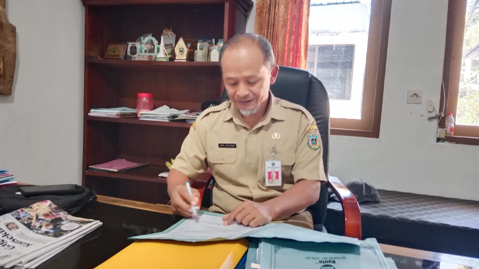 Wawancara Kepala Dinsos Pacitan Heri Setijono Kepala Dinas Sosial Kabupaten Pacitan Heri Setijono saat wawancara terkait kesiapan Gedung Sekolah Rakyat Terintegrasi.