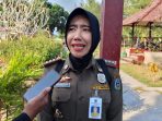 Sekretaris Satpol PP Pacitan Novia Whardani sedang diwawancarai oleh wartawan terkait penyitaan rokok ilegal.