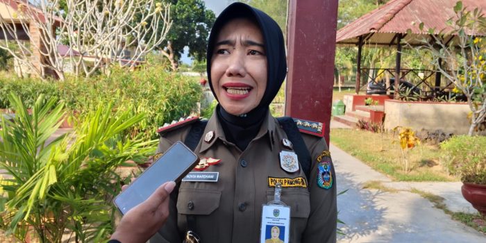 Sekretaris Satpol PP Pacitan Novia Whardani sedang diwawancarai oleh wartawan terkait penyitaan rokok ilegal.